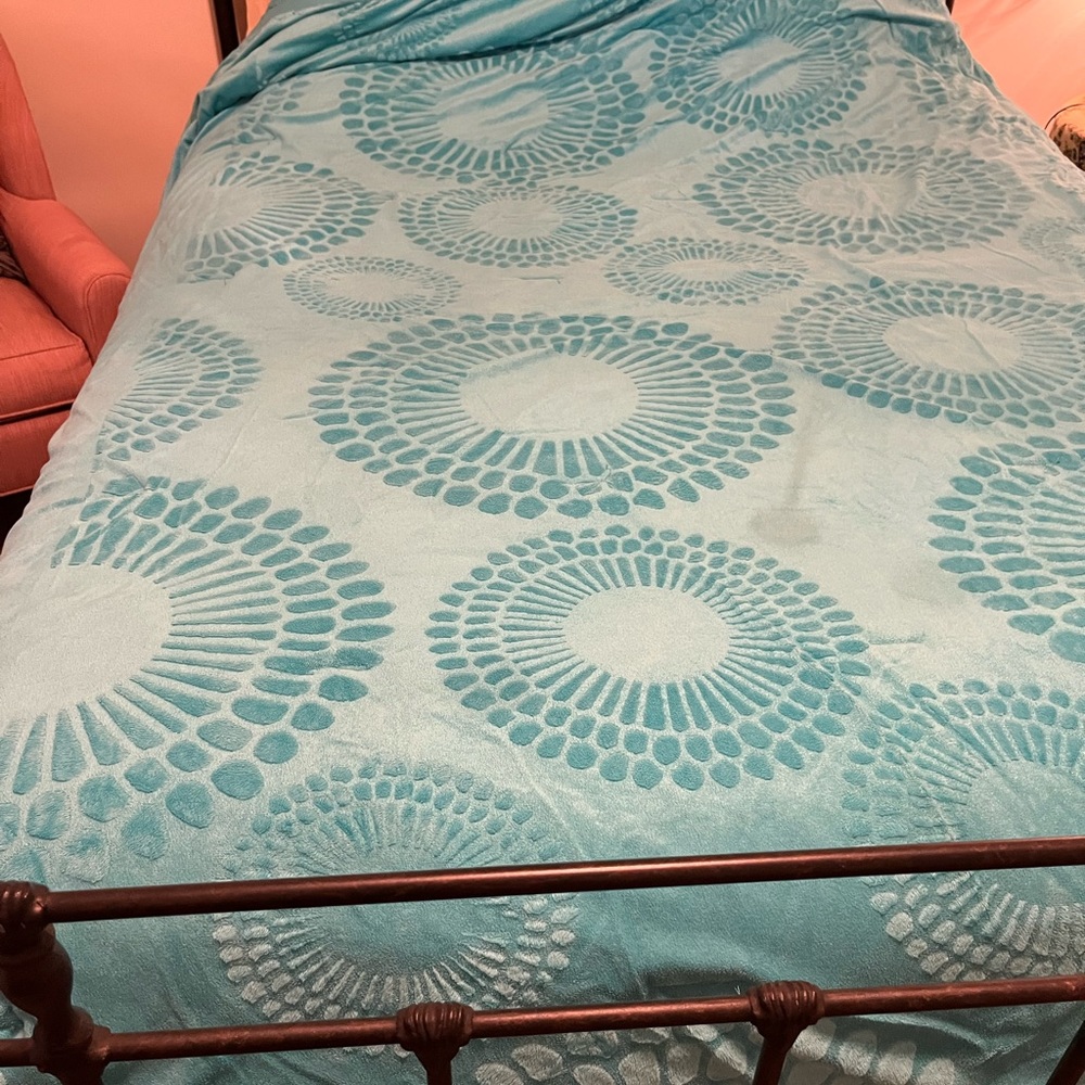 Full/Queen Comforter New Condition
